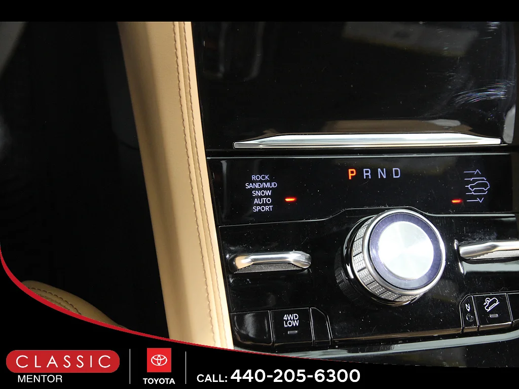Used 2023 Diamond Black Crystal Pearl Coat Jeep  image 19