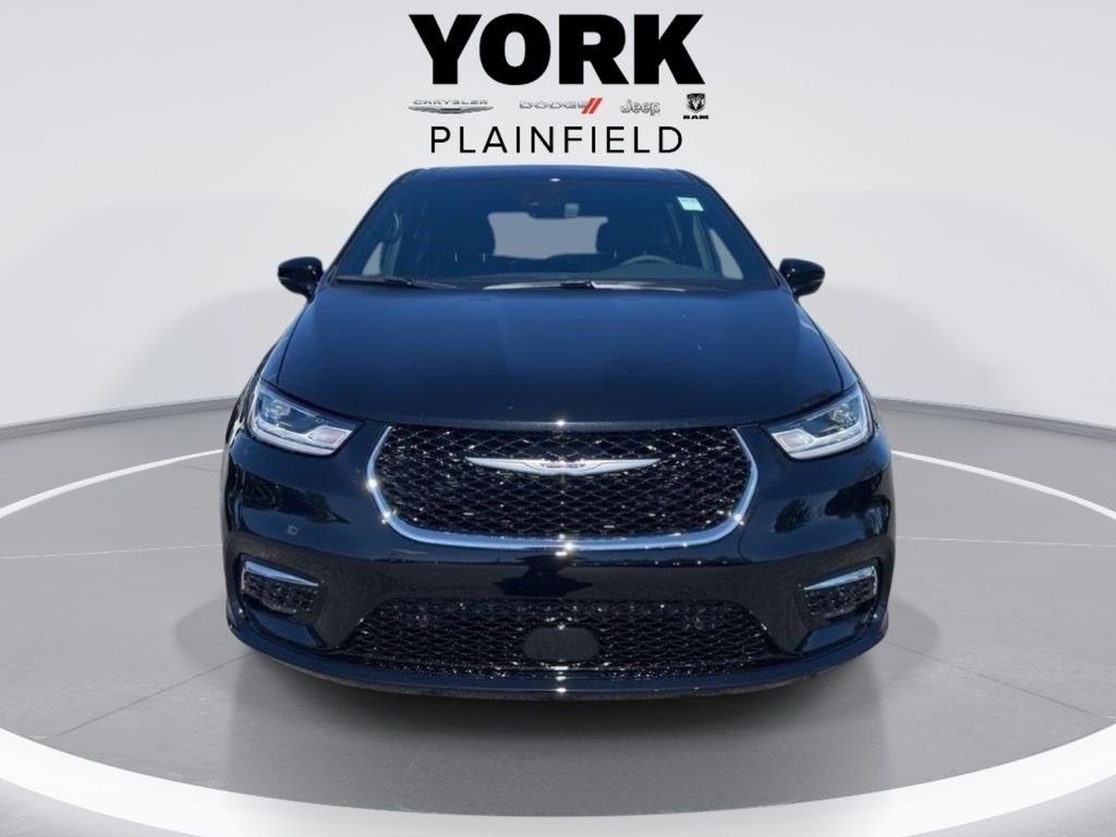 New 2026 Diamond Black Crystal Pearl-Coat Exterior Paint Chrysler Limited image 8