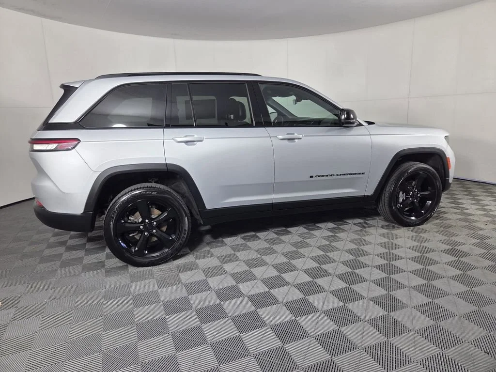 Used 2025 Silver Zynith Jeep Altitude image 7