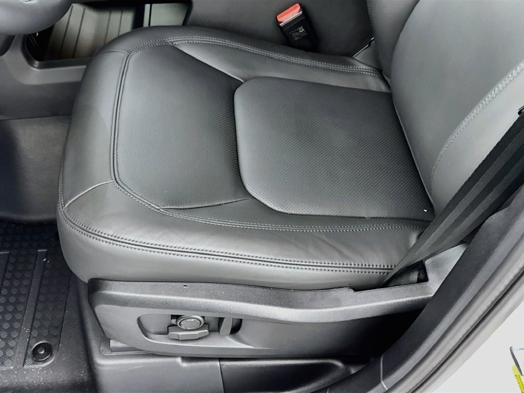 New 2026 Fuji White Land Rover X-Dynamic SE image 20