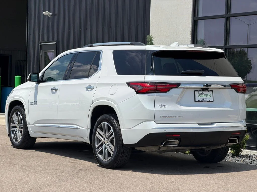 Used 2022 White Chevrolet High Country image 3