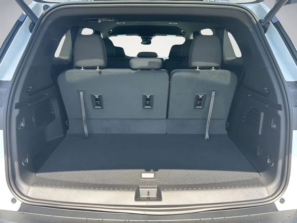 New 2026 Summit White GMC Elevation image 30