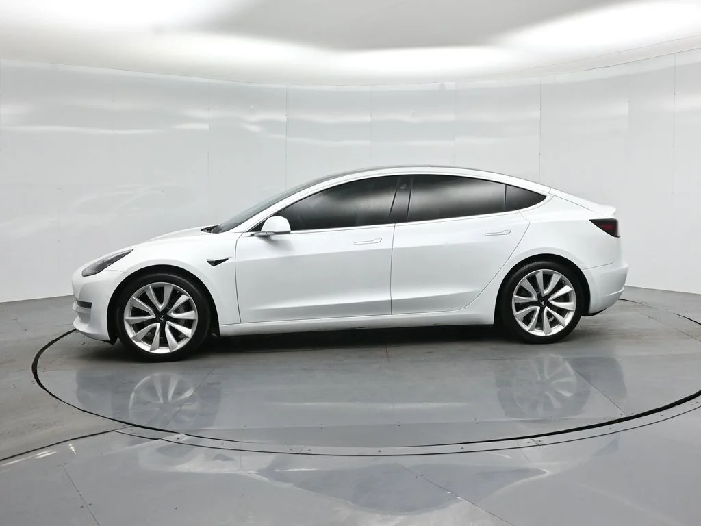 Used 2020  Tesla Standard Range Plus image 24