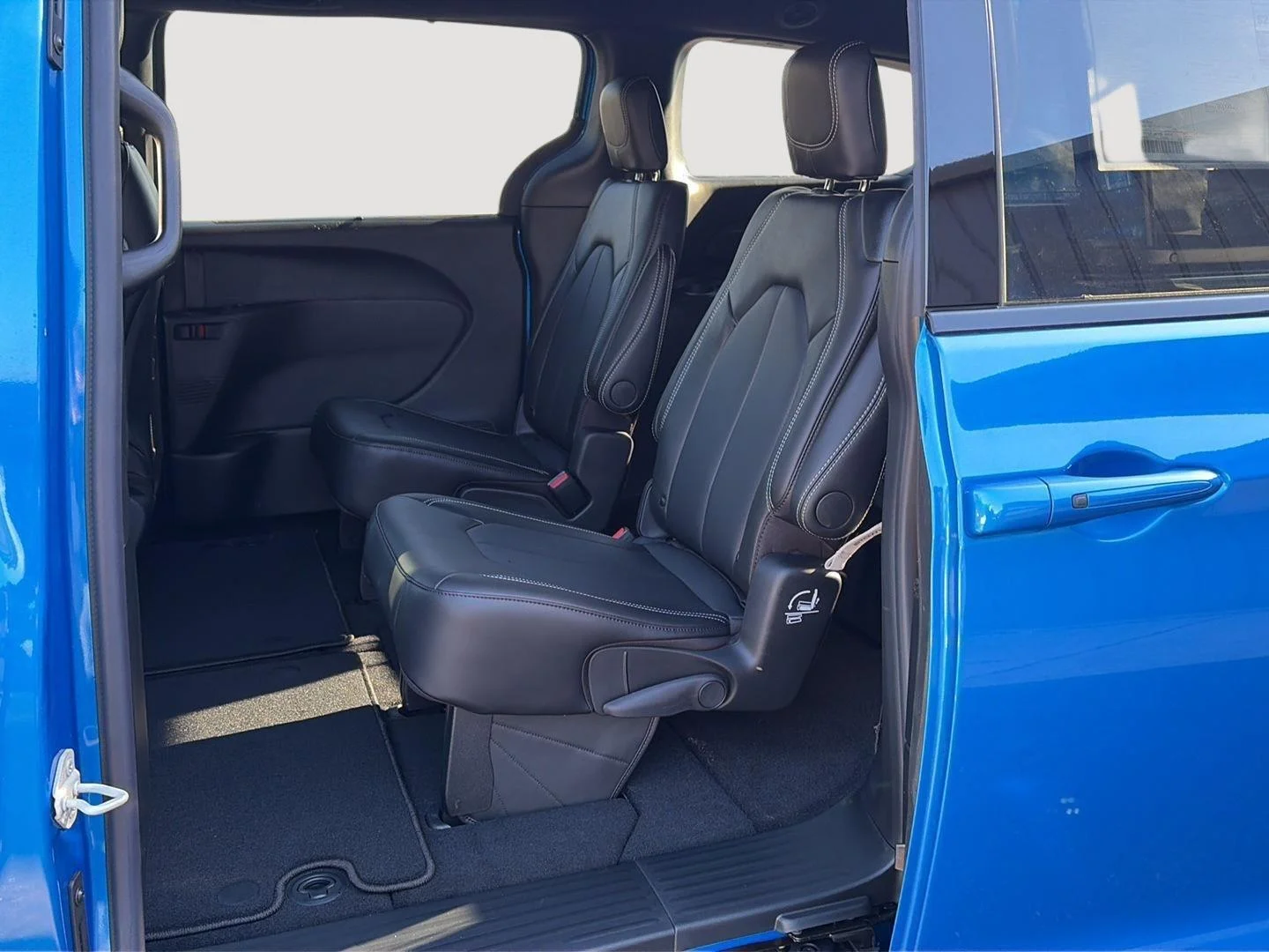 New 2026 Hydro Blue Pearl-Coat Exterior Paint Chrysler Select image 25