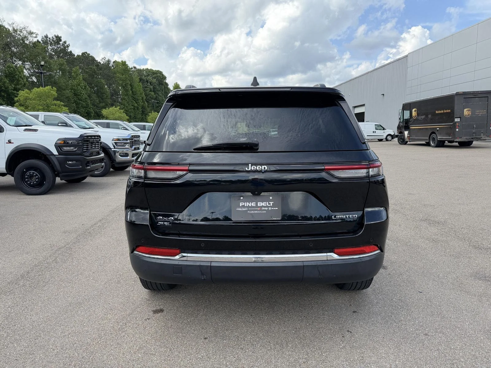Used 2023 Diamond Black Crystal Pearlcoat Jeep Limited image 5