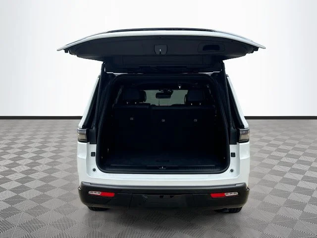 New 2026 Bright White Clear-Coat Exterior Paint Jeep Limited Altitude image 31