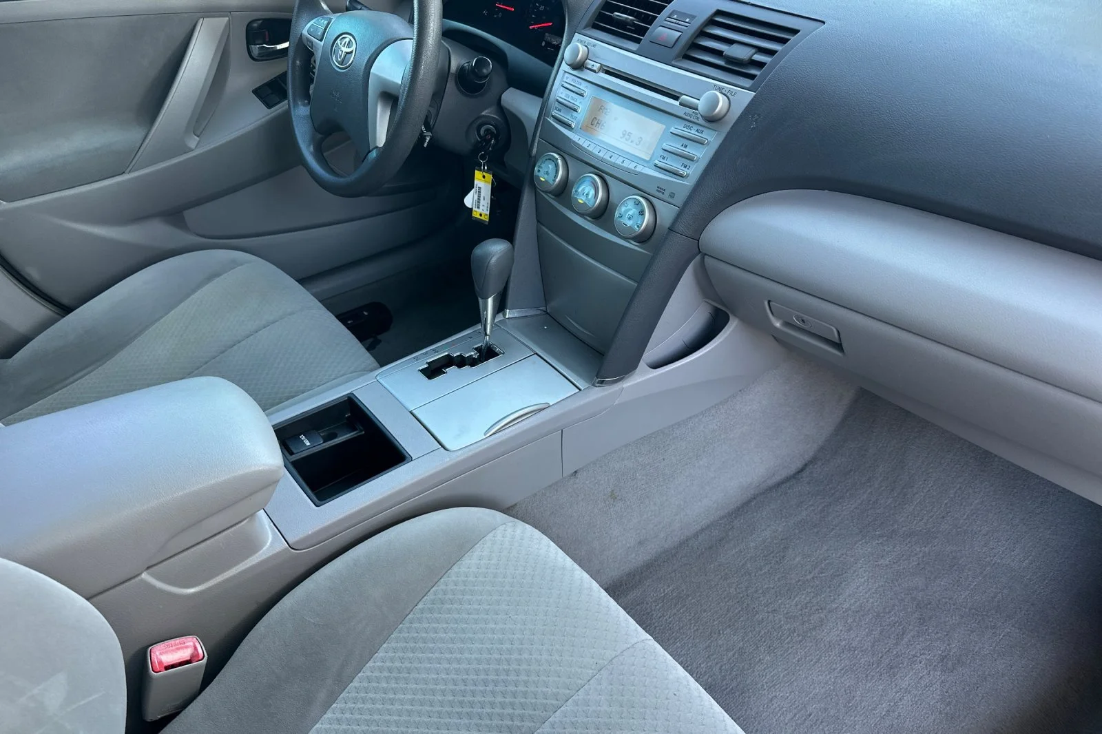 Used 2007 Silver Toyota LE image 20