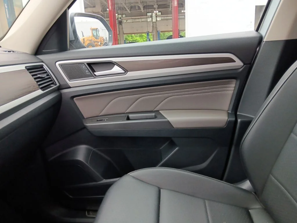 Used 2023 Pyrite Silver Metallic Volkswagen 3.6L V6 SE w/Technology image 27