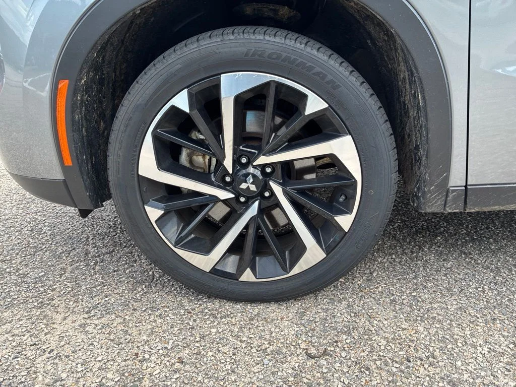 Used 2024 Silver Mitsubishi SE image 9