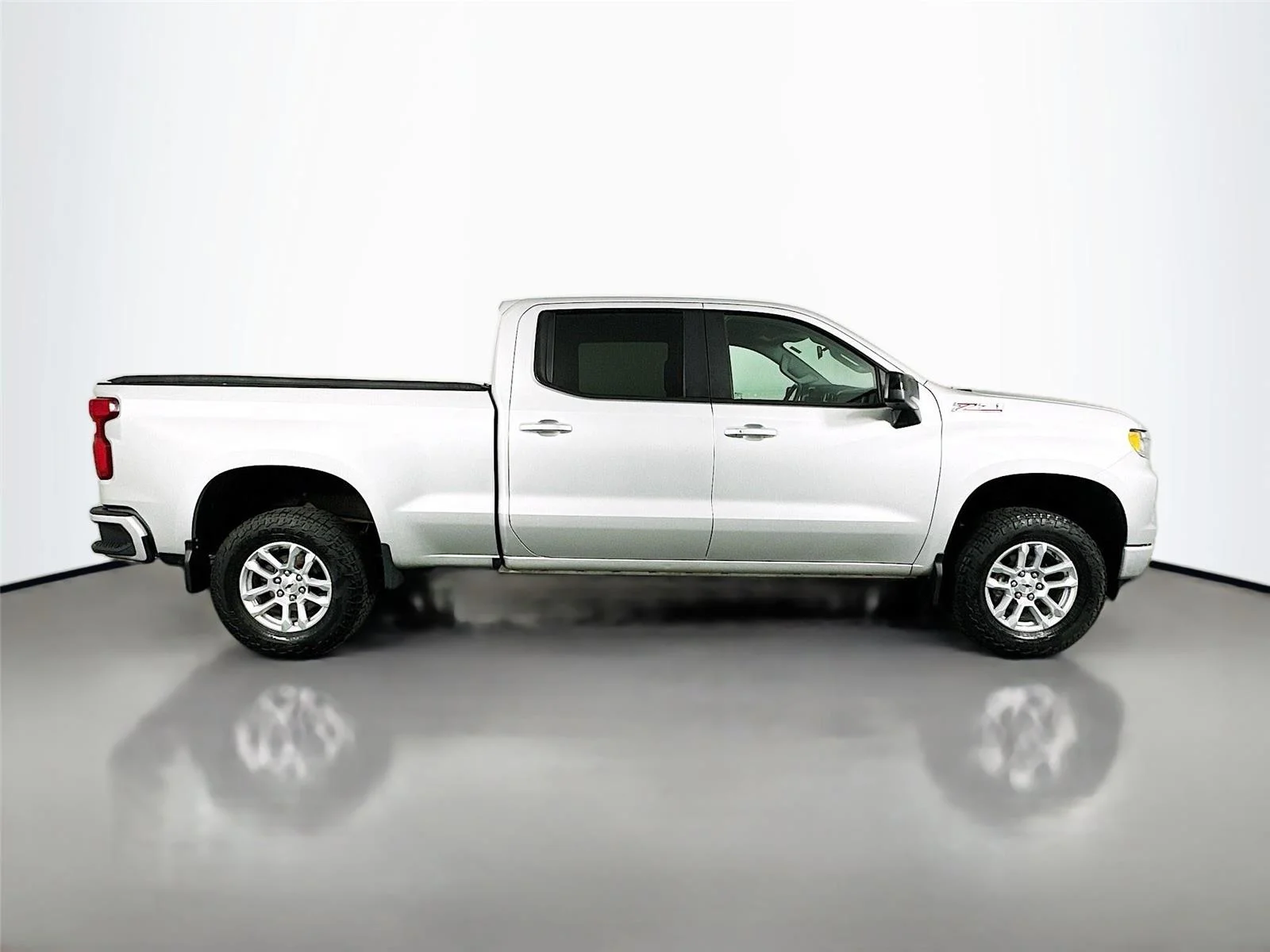 Used 2022 Silver Ice Metallic Chevrolet RST image 17