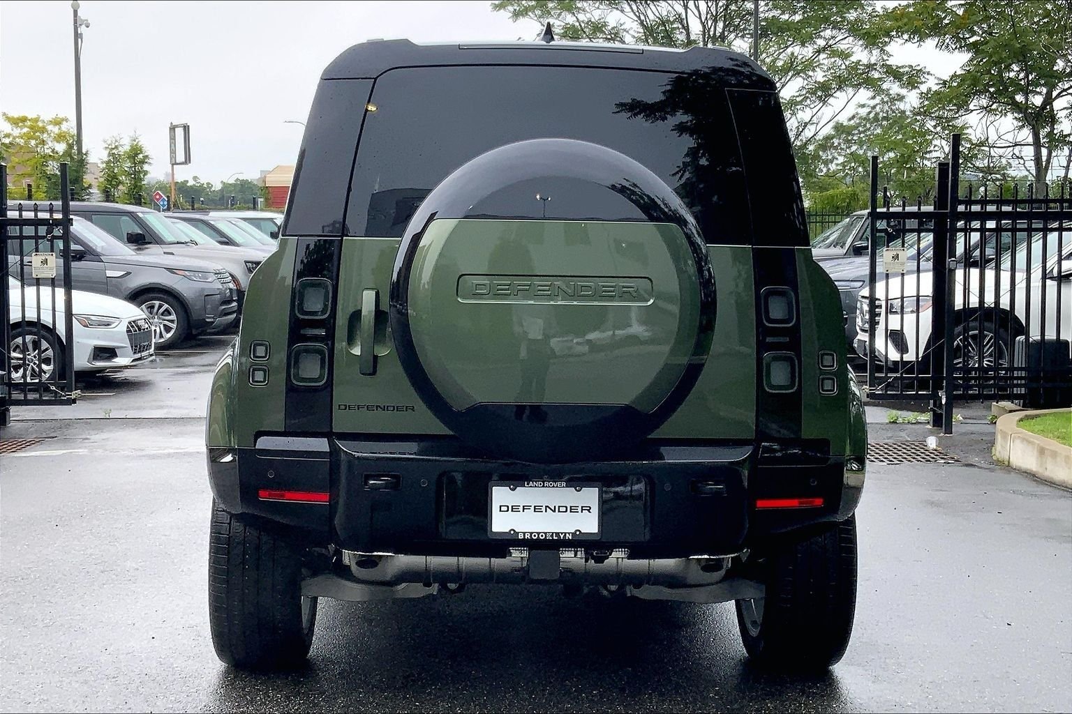 New 2026 Woolstone Green Land Rover X-Dynamic SE image 4