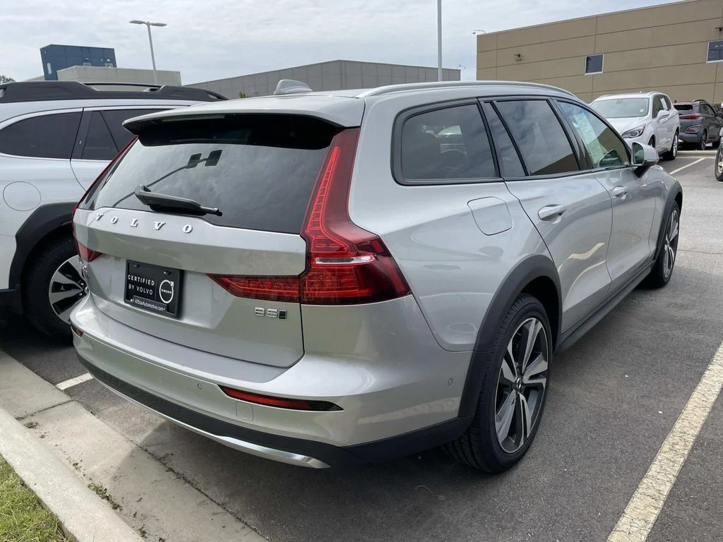 Used 2025 Silver Dawn Metallic Volvo Plus image 4