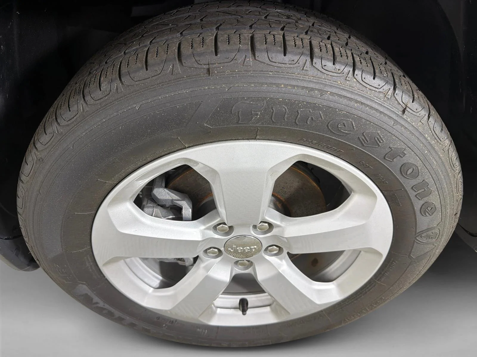 Used 2021 Silver Jeep Latitude image 11
