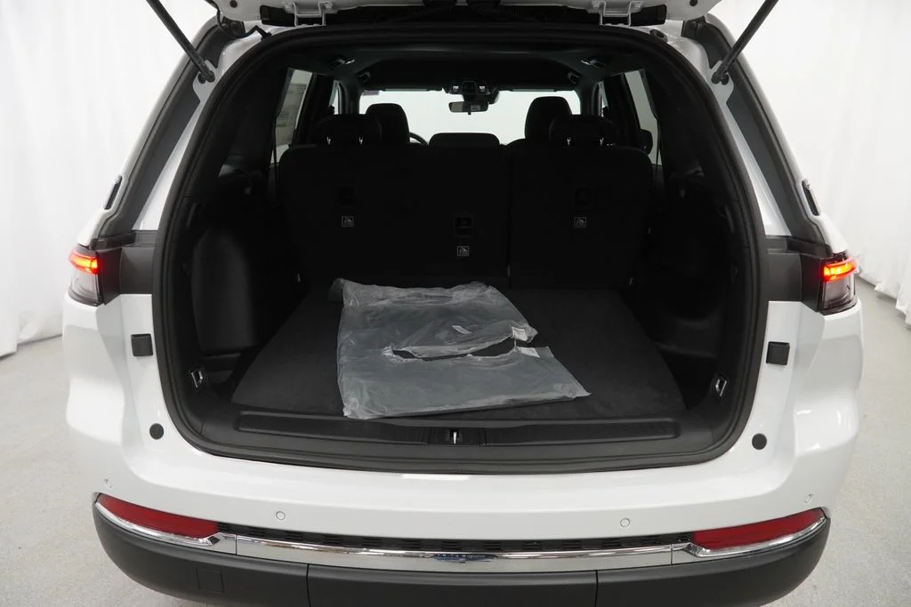 New 2026 Bright White Clear-Coat Exterior Paint Jeep Laredo image 30