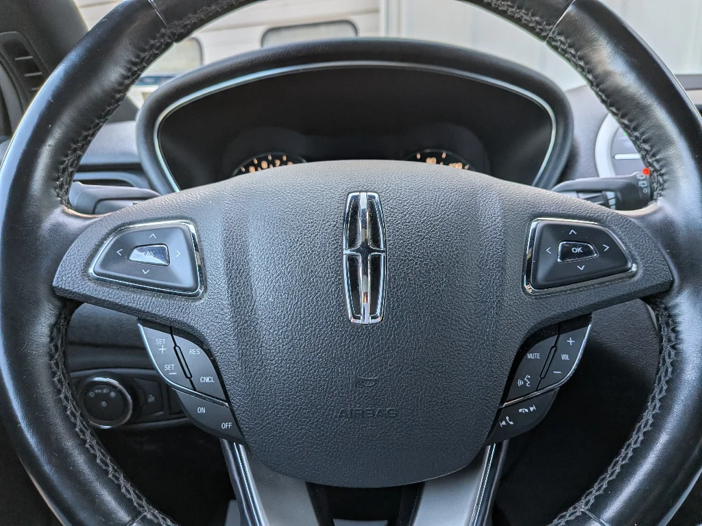 Used 2017 White Platinum Metallic Tri-Coat Lincoln Select image 11