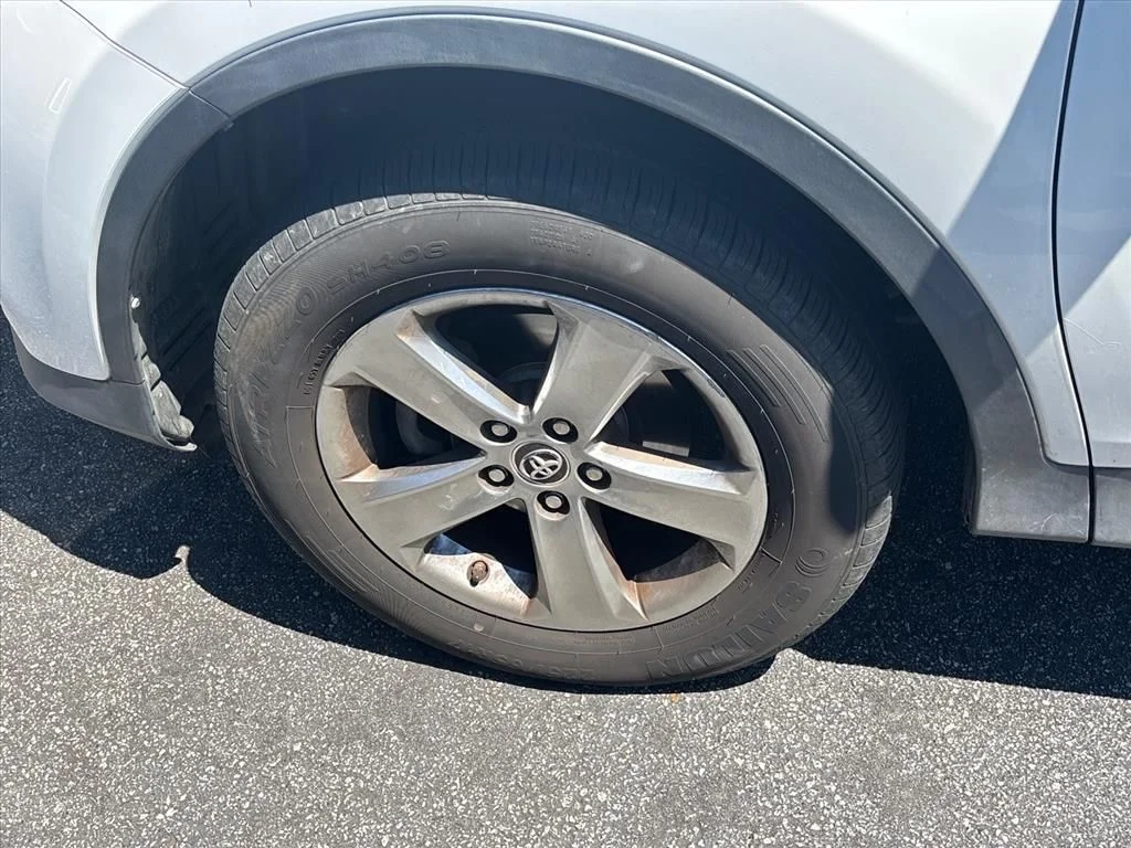 Used 2015 White Toyota XLE image 15