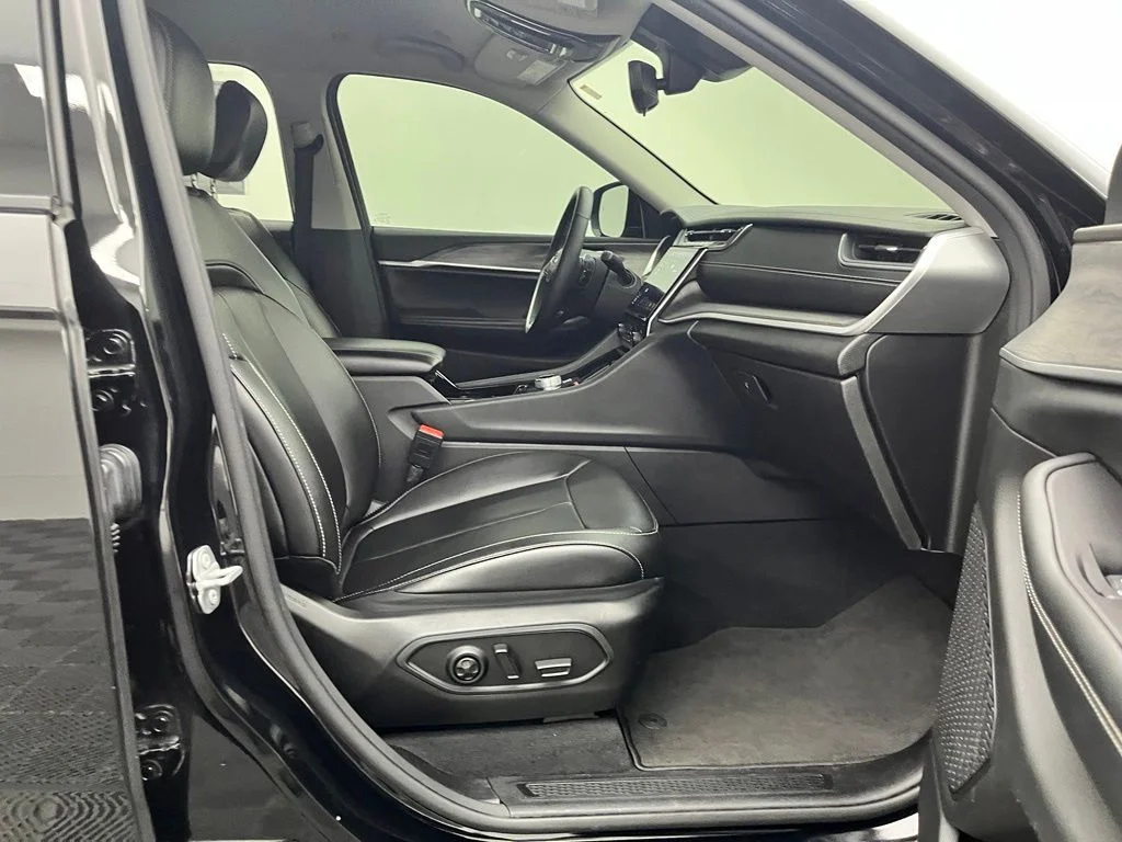 Used 2023 Black Jeep Limited image 32
