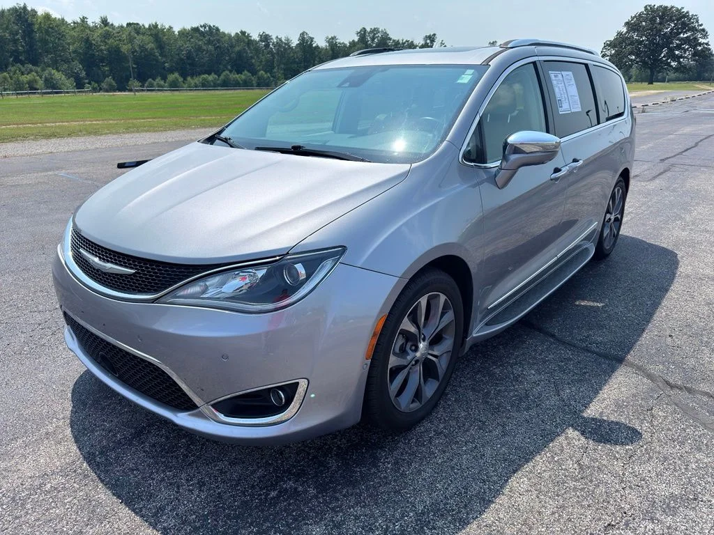 Used 2017 Silver Chrysler Limited image 22