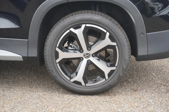 New 2026 Deep Black Pearl Volkswagen SE image 13