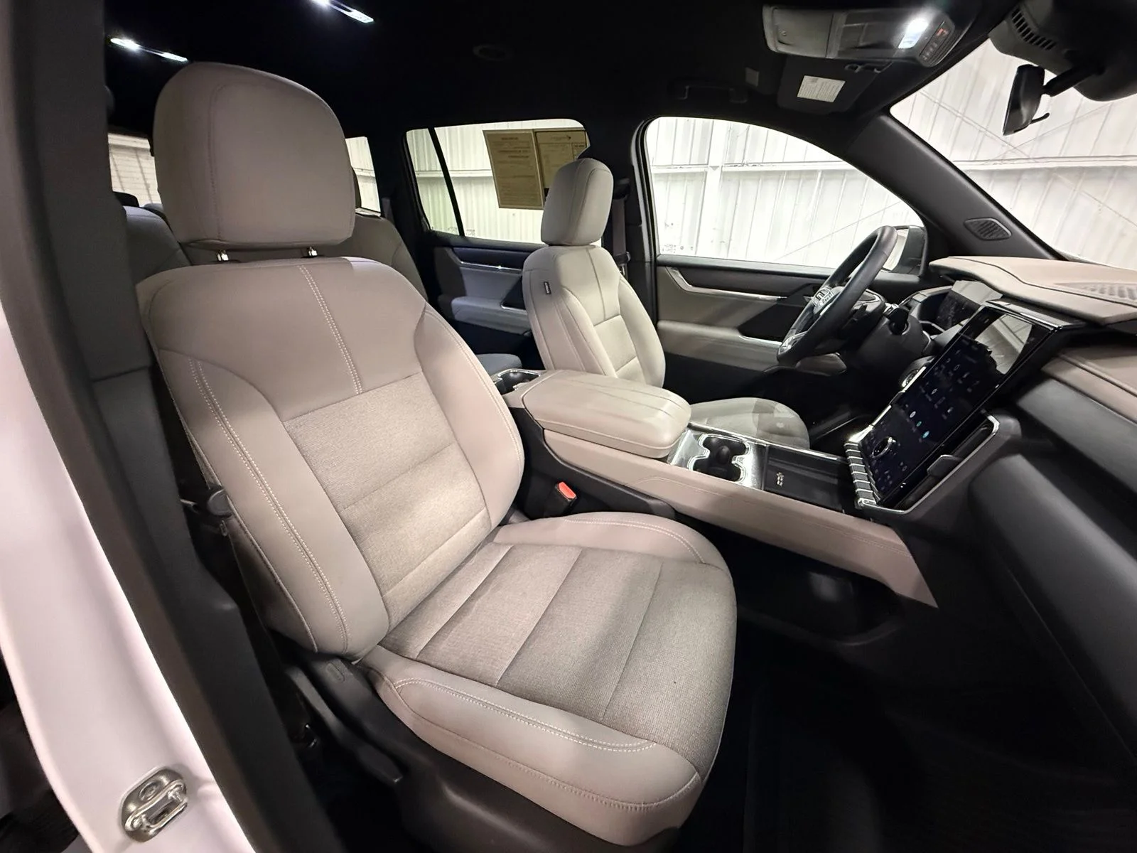 Used 2025 White GMC Elevation image 27