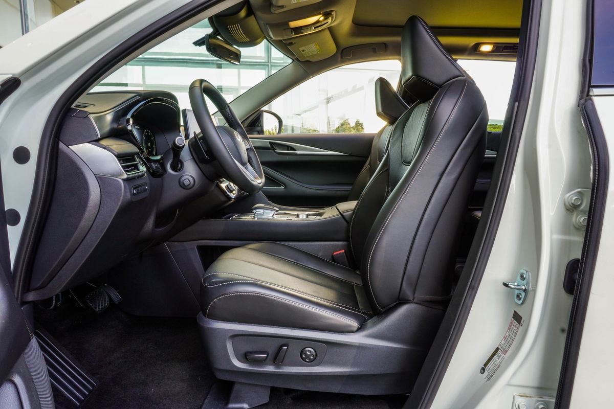 Used 2025 White INFINITI LUXE image 36