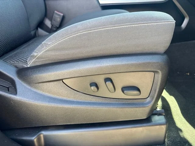 Used 2017 SILVER ICE METALLIC Chevrolet LT image 27