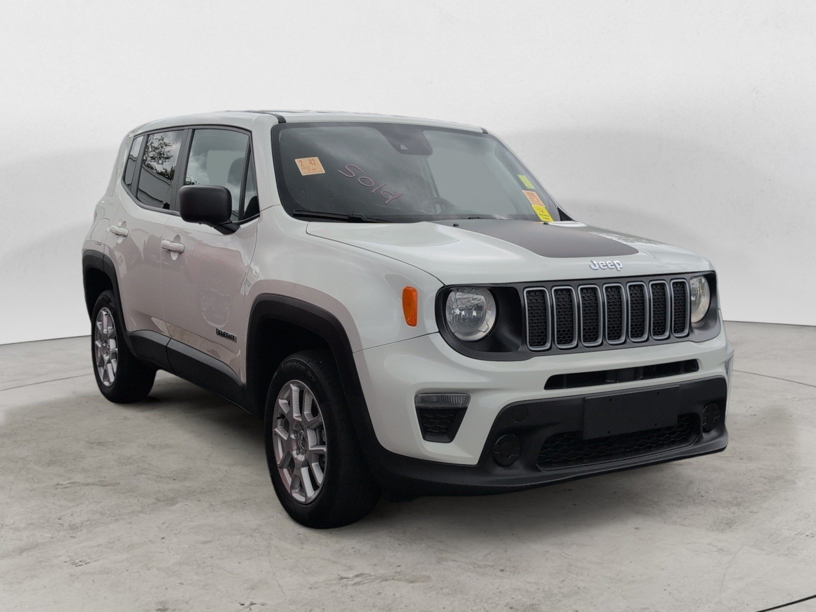 Used 2023 Alpine White Clearcoat Jeep Latitude image 2