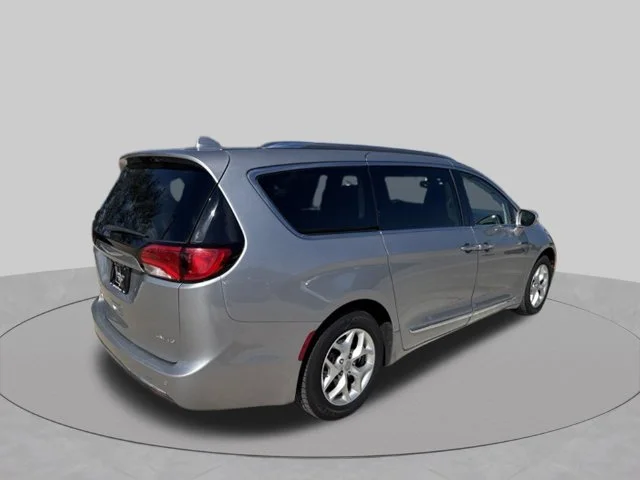 Used 2020 Silver Chrysler Limited image 7