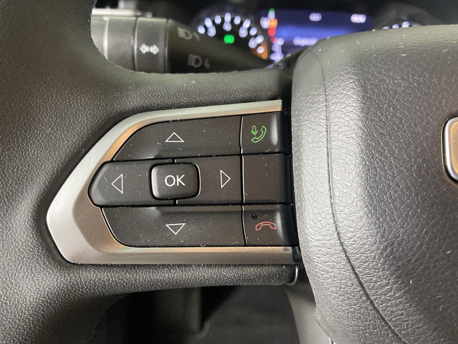 Used 2022 Bright White Clearcoat Jeep Latitude image 13