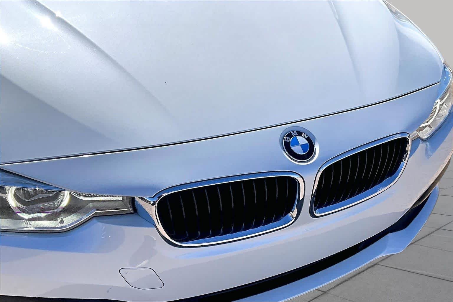 Used 2018 Mineral White Metallic BMW 320i xDrive image 26