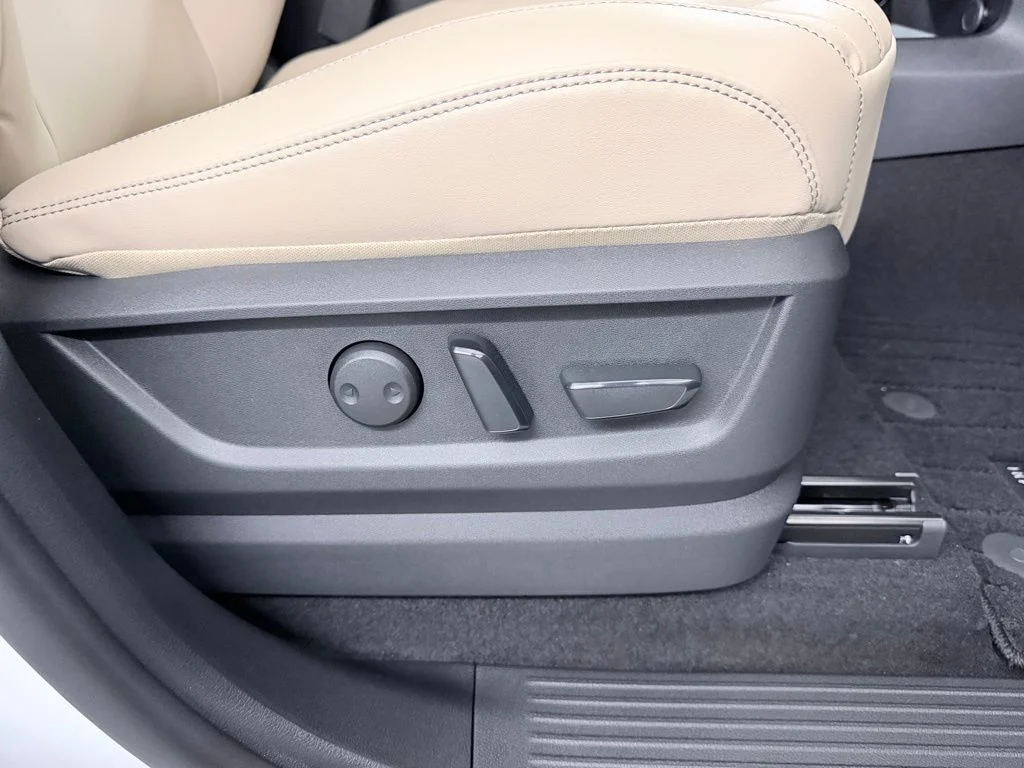 Used 2026 White INFINITI PURE image 45