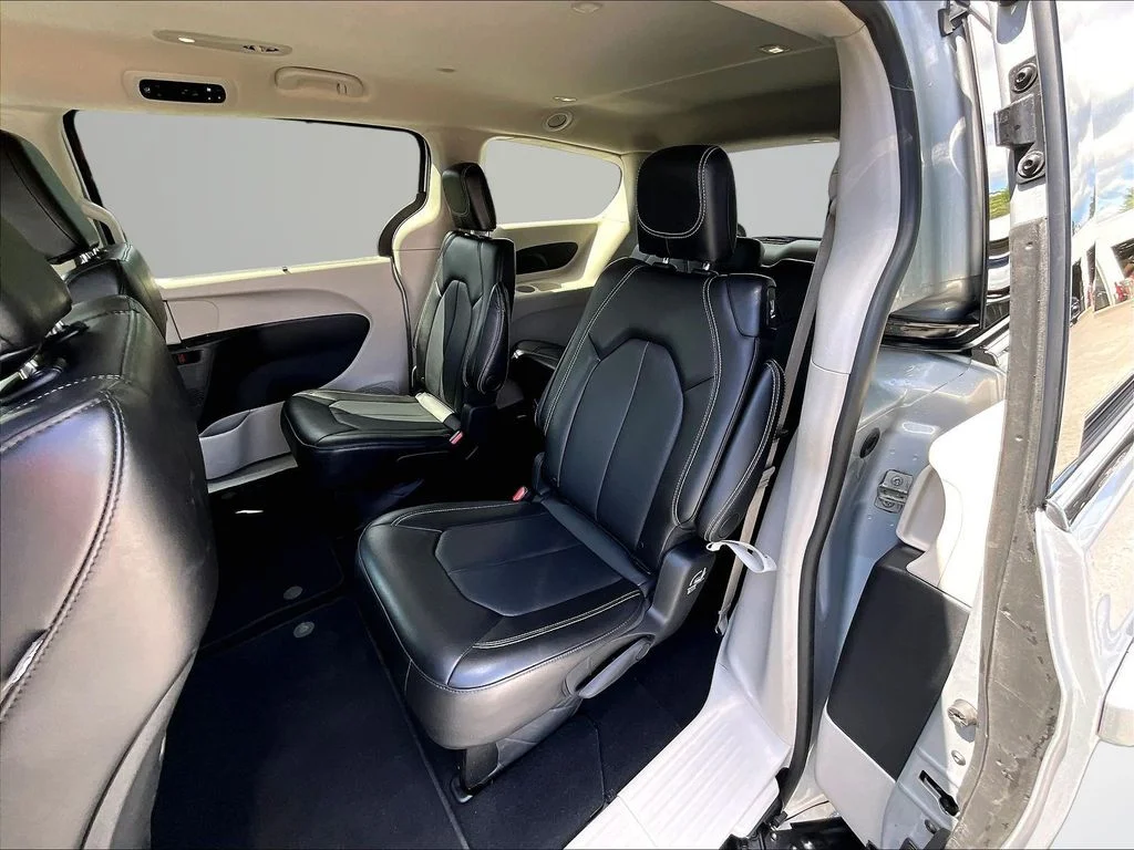 Used 2024 Silver Chrysler Touring L image 27