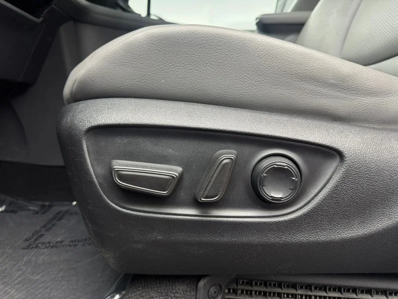 Used 2023  Toyota XLE Minivan 4D image 13