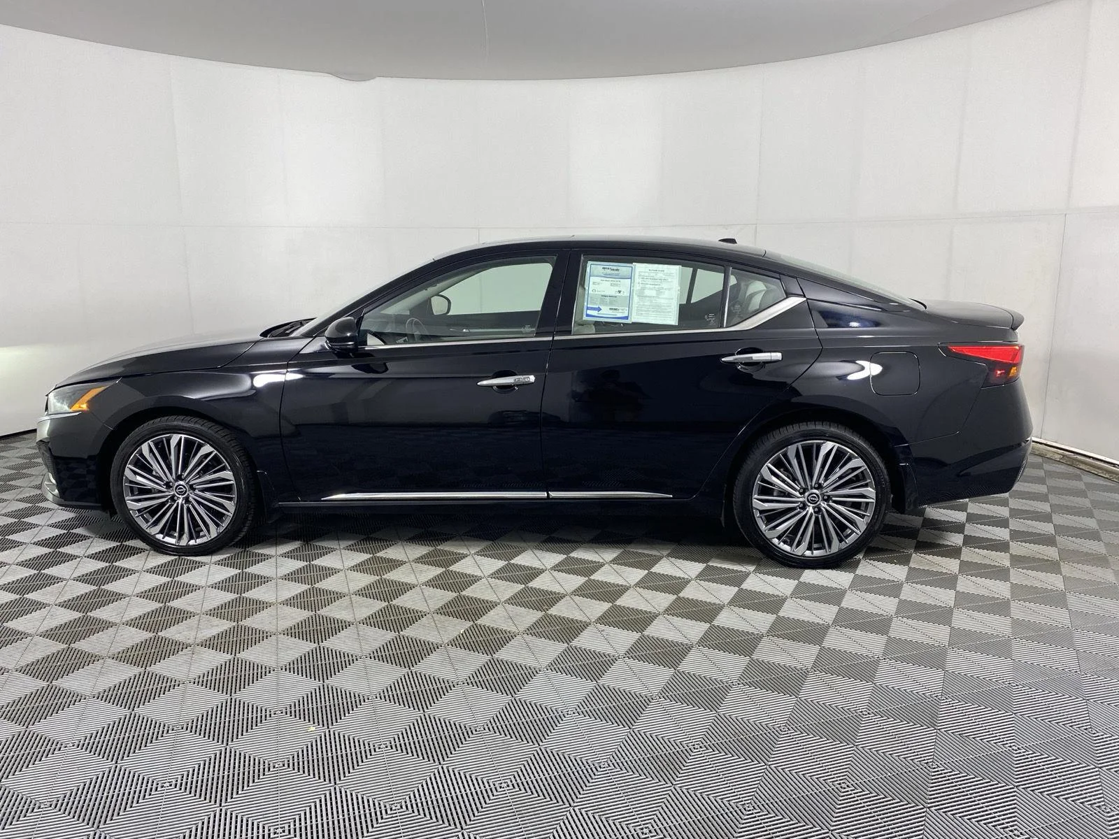 Used 2023 Super Black Nissan 2.5 SL image 4