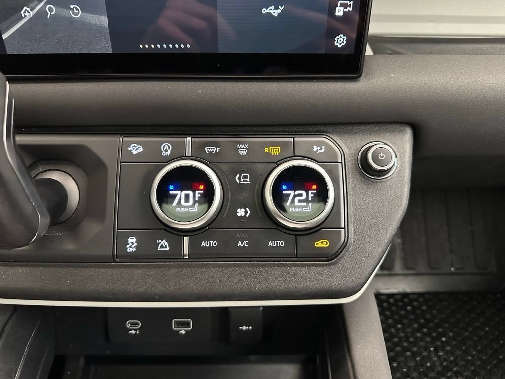 Used 2022 Tasman Blue Metallic Land Rover S image 10