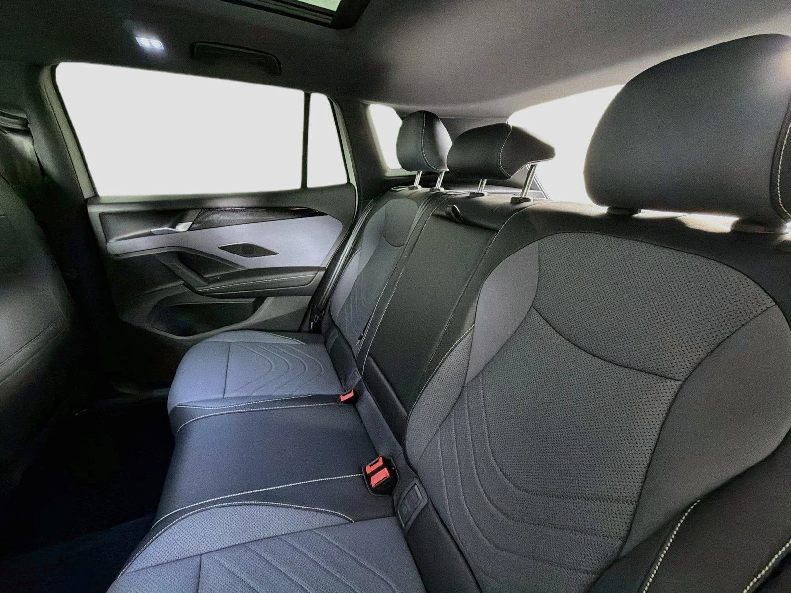 New 2026 Sandstone w/Deep Black Roof Volkswagen SE R-Line Black image 23
