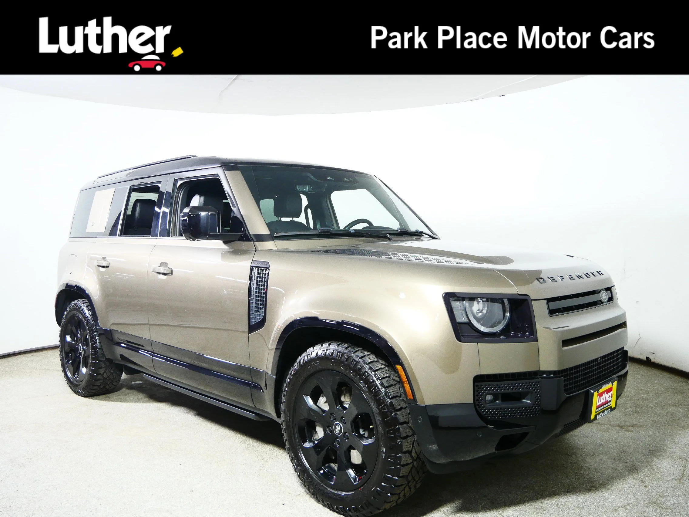 Used 2024 BRONZE Land Rover X-Dynamic SE image 1