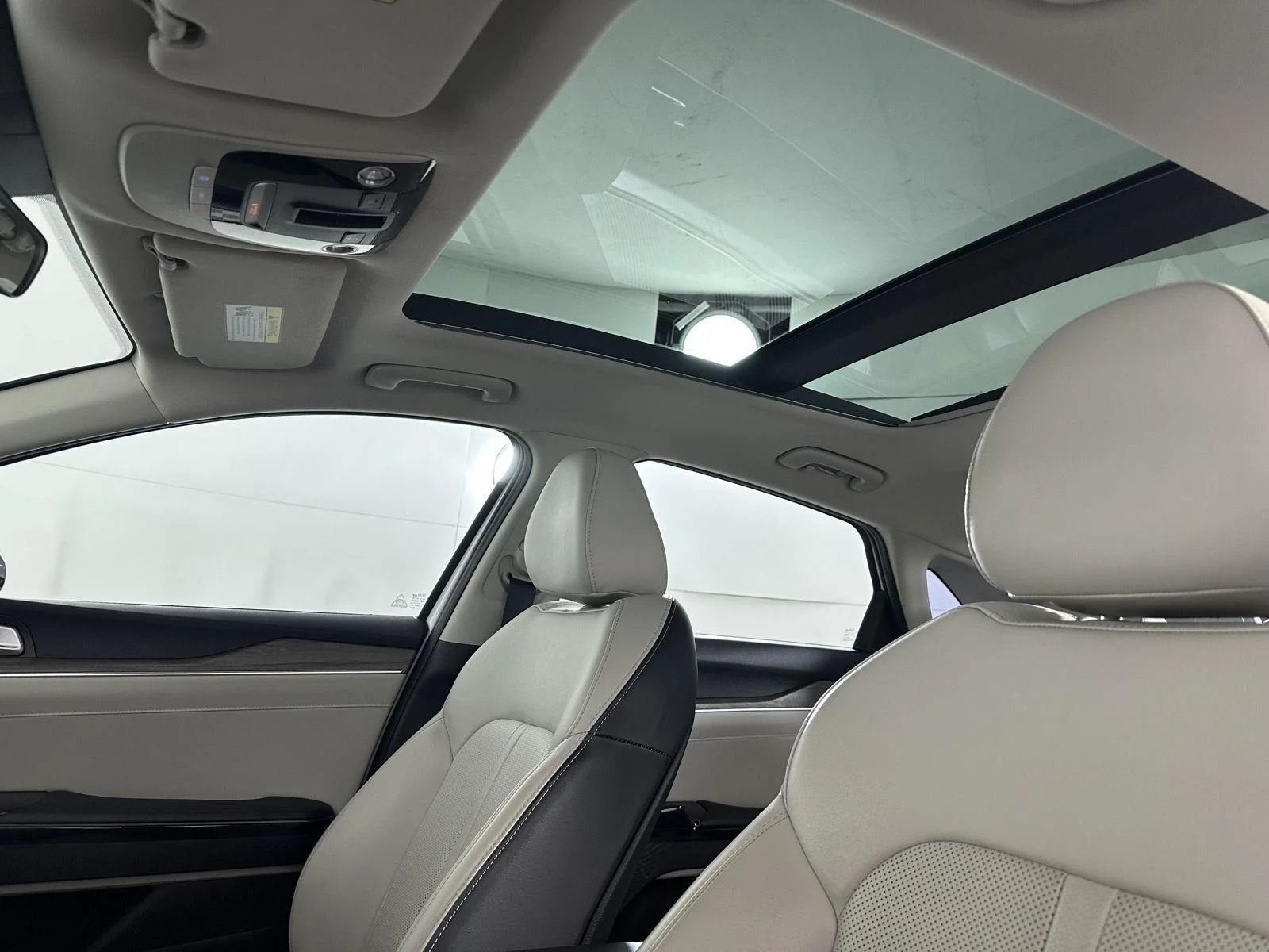 Used 2021 Glacial White Pearl Kia  image 33