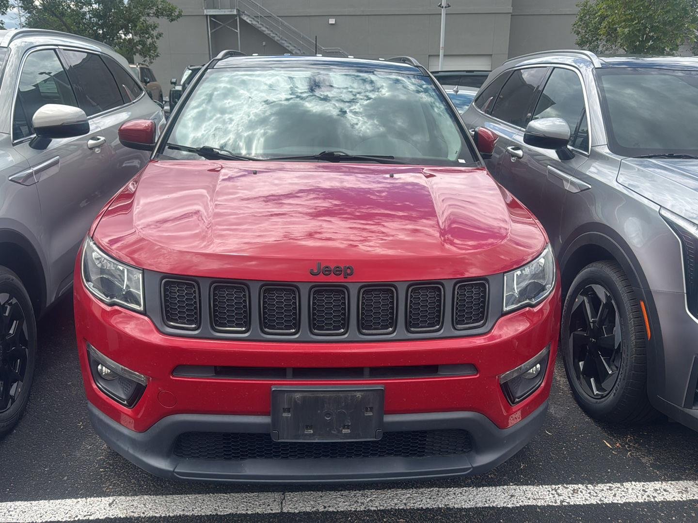 Used 2021  Jeep Latitude image 1