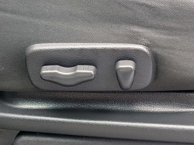 Used 2008 White Nissan SE image 19