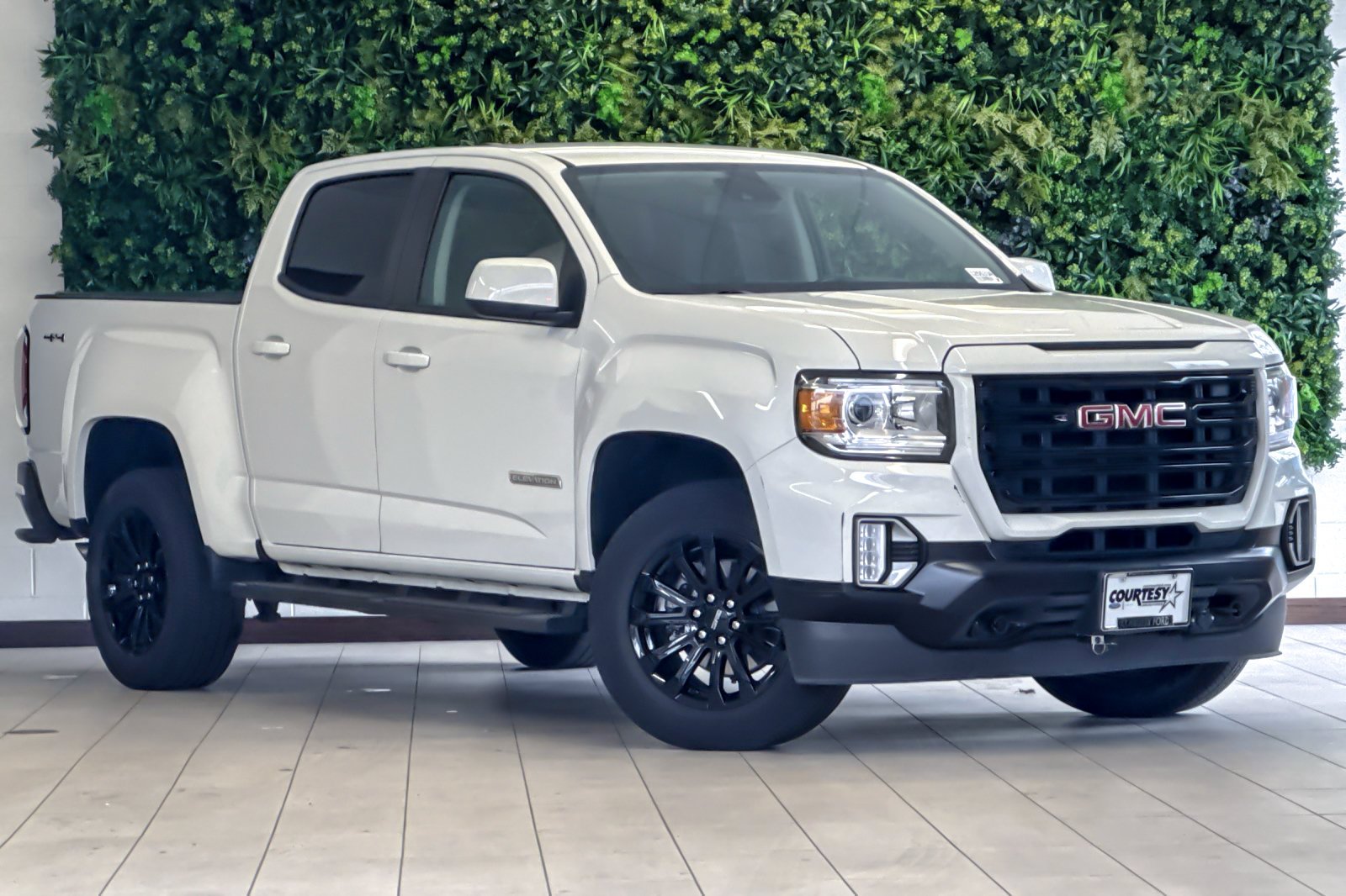 Used 2021 Summit White GMC 4WD Elevation image 1