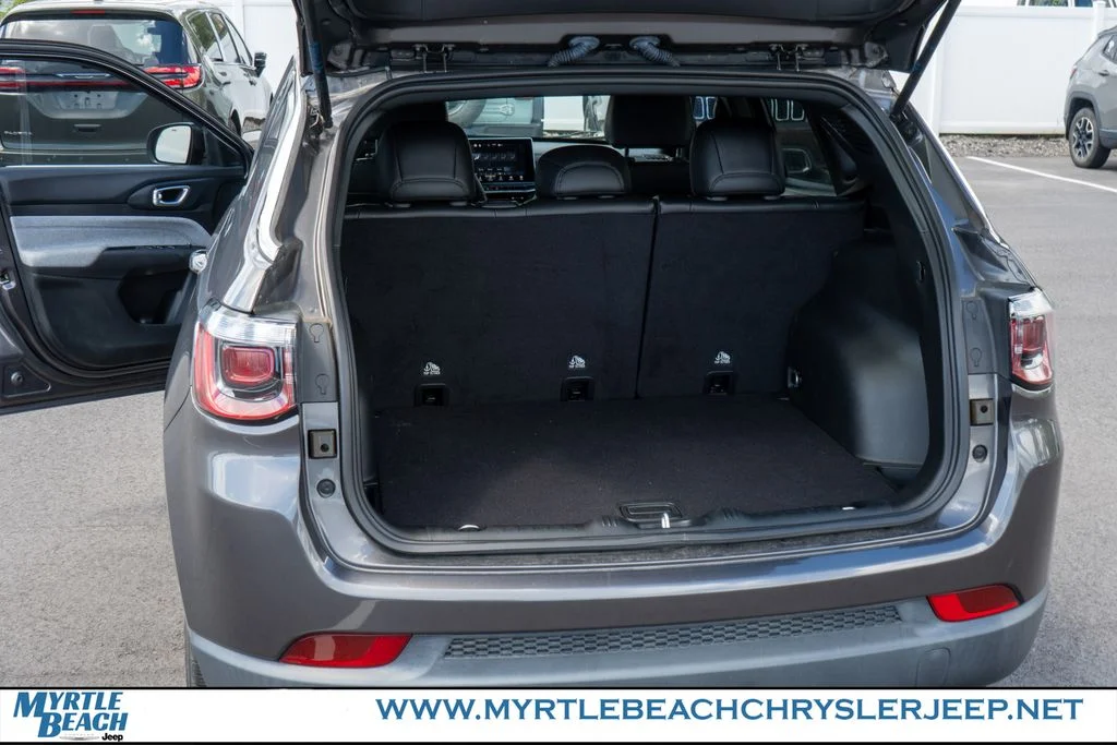 Used 2023 Crystal Metallic Jeep Latitude image 30
