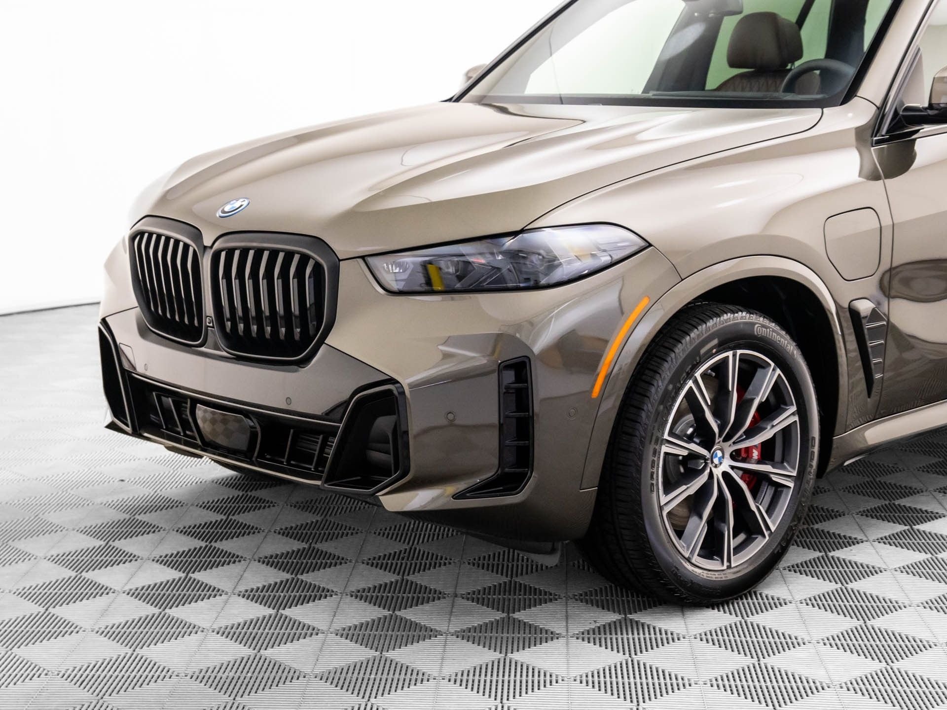 New 2026 Manhattan Green Metallic BMW xDrive50e image 36