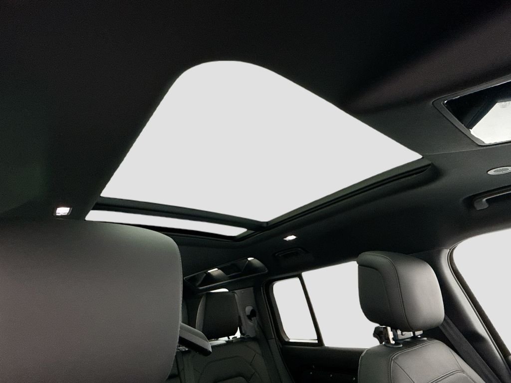 New 2026 Santorini Black Land Rover X-Dynamic SE image 17