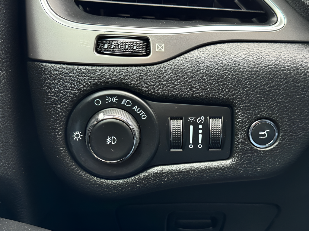 Used 2022 Blue Jeep Latitude Lux image 25