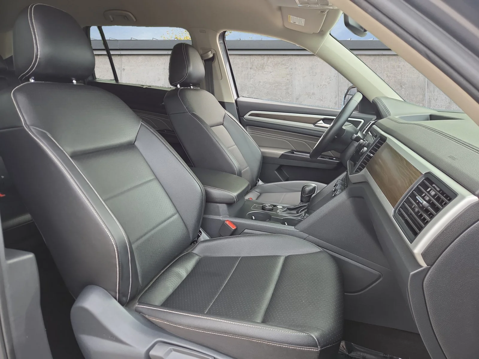 Used 2021  Volkswagen 3.6L V6 SE w/Technology image 15