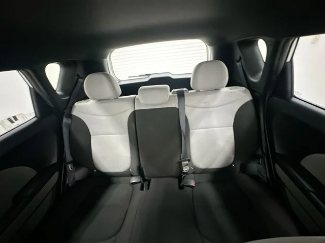 Used 2019 White Kia Base image 23