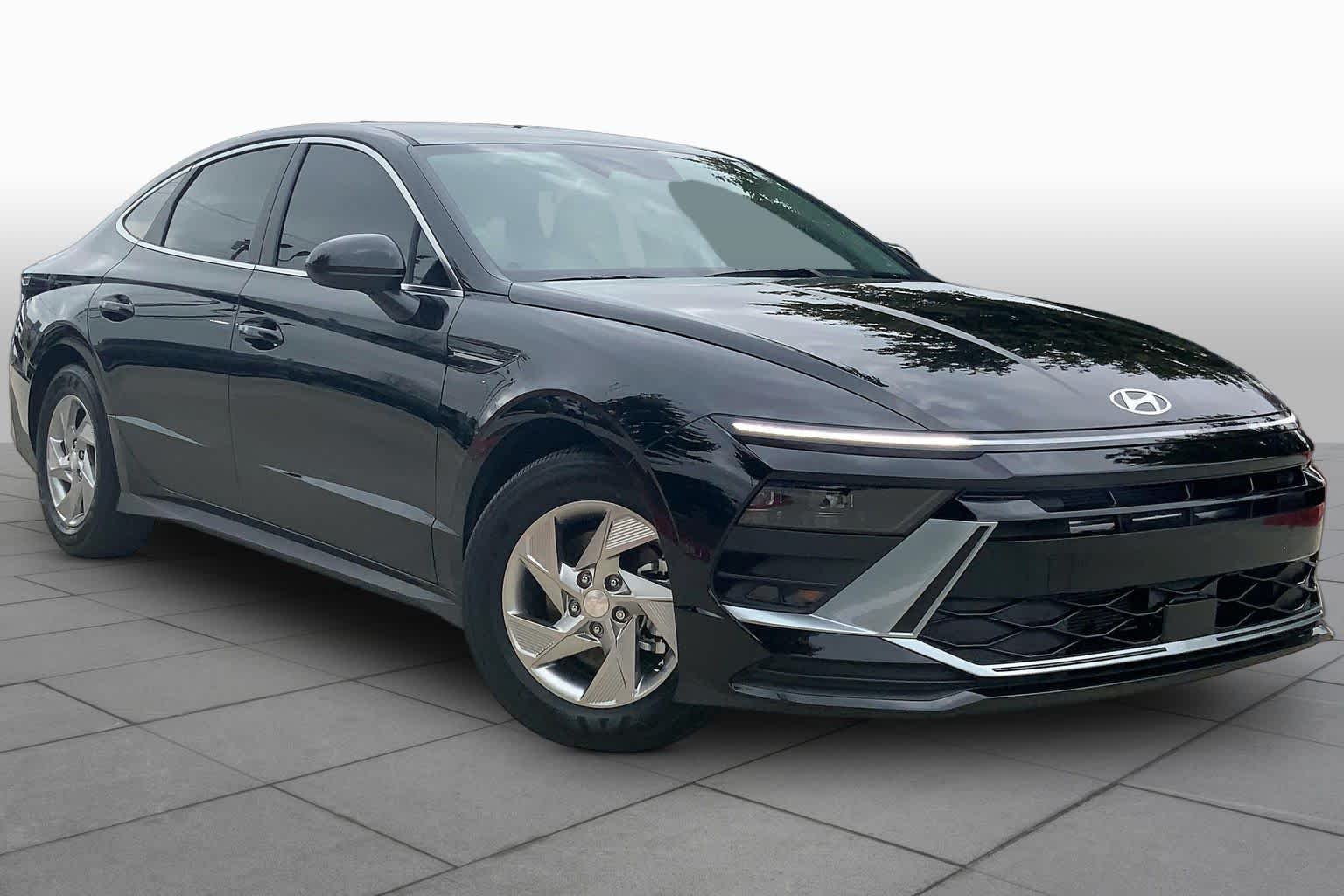 Used 2025 Abyss Black Hyundai SE image 3