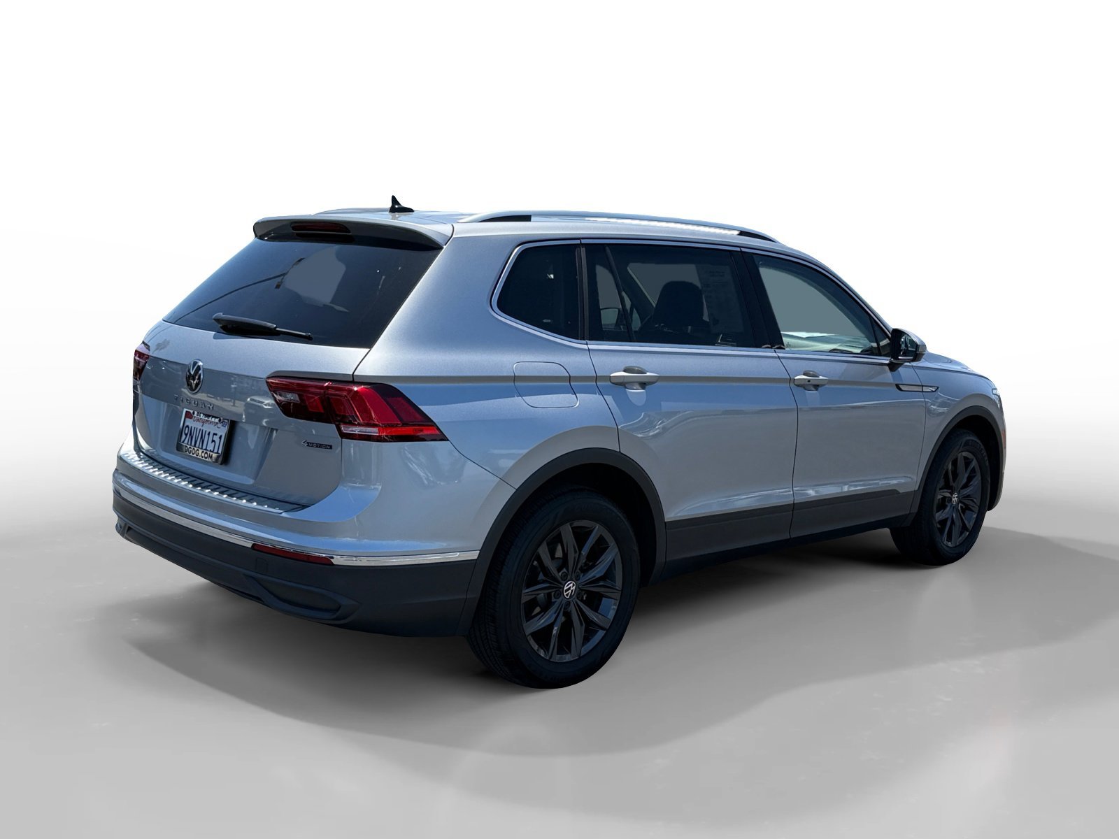 Certified Used 2024 Pyrite Silver Metallic Volkswagen SE image 5