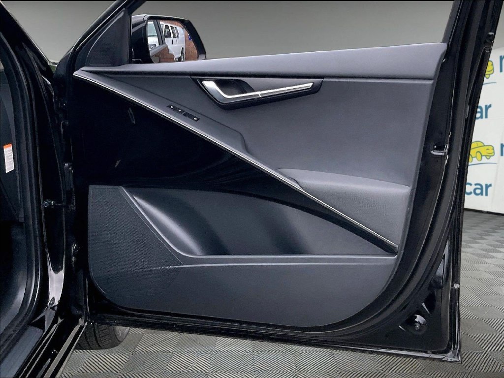 Used 2025 Black Kia Wind image 12